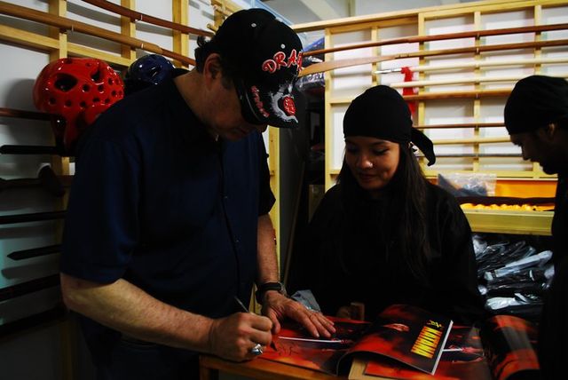 Frank Dux firmando autógrafos.